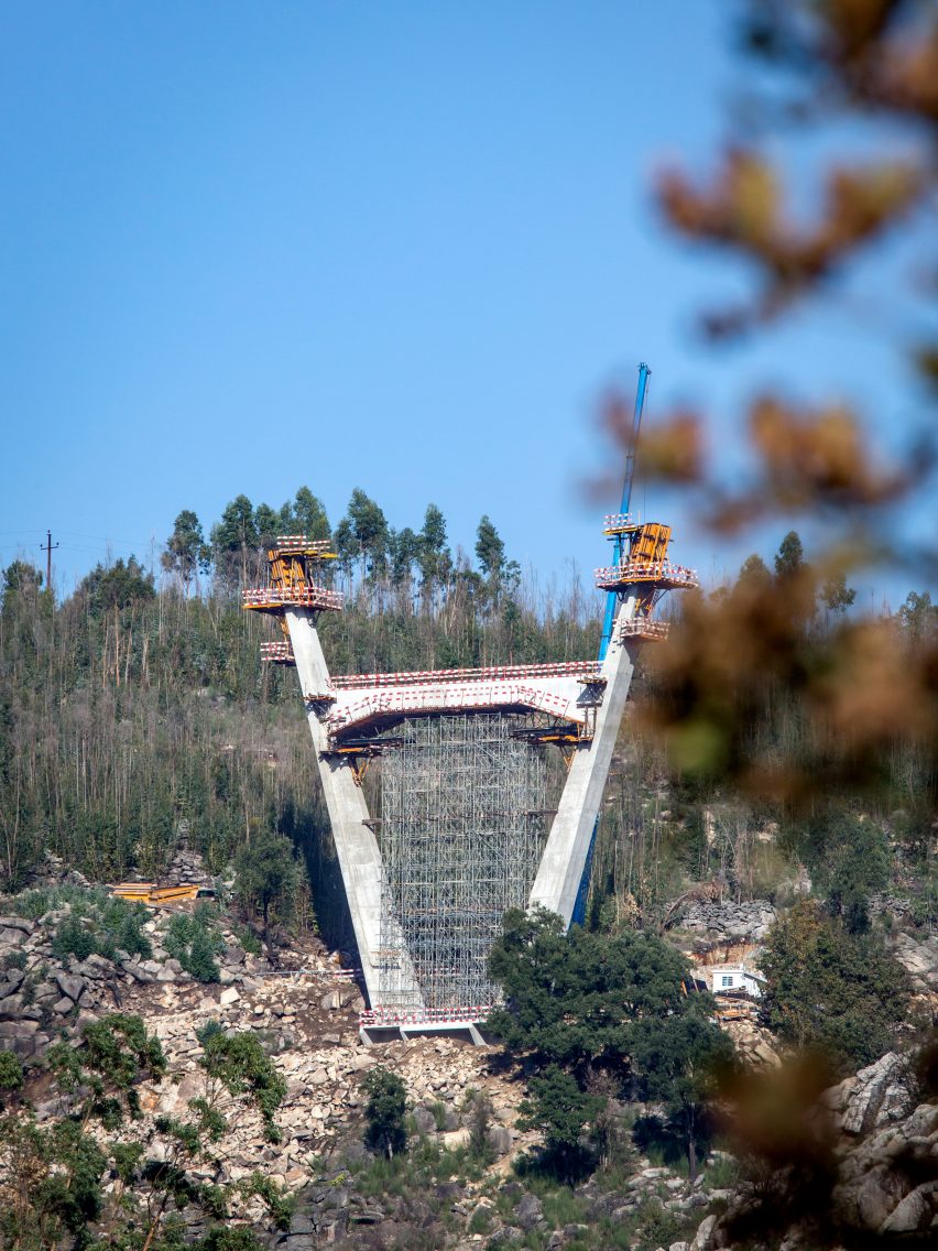 Y-shaped towers support the bridge