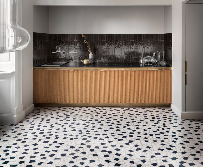 Kitchen with black rectangular tiles on the splashback