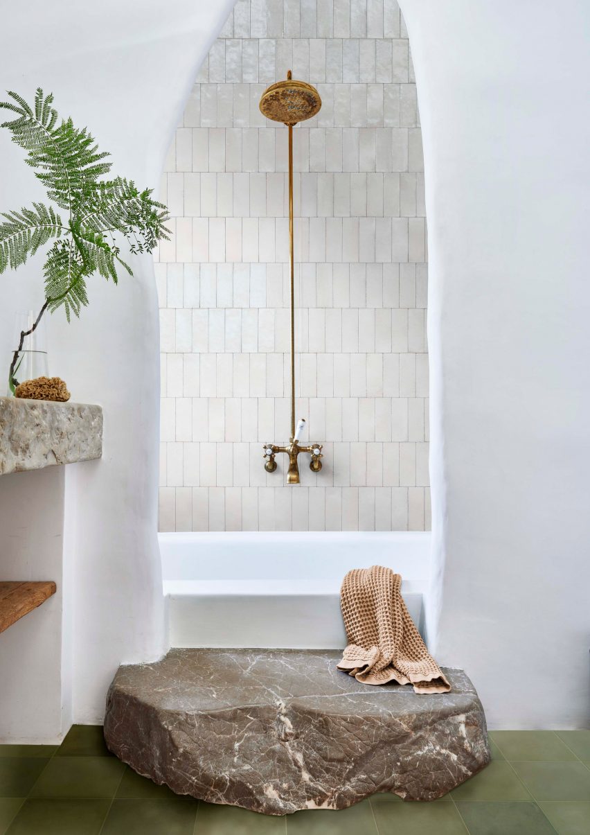 Bathroom with mix of white plaster and tiles