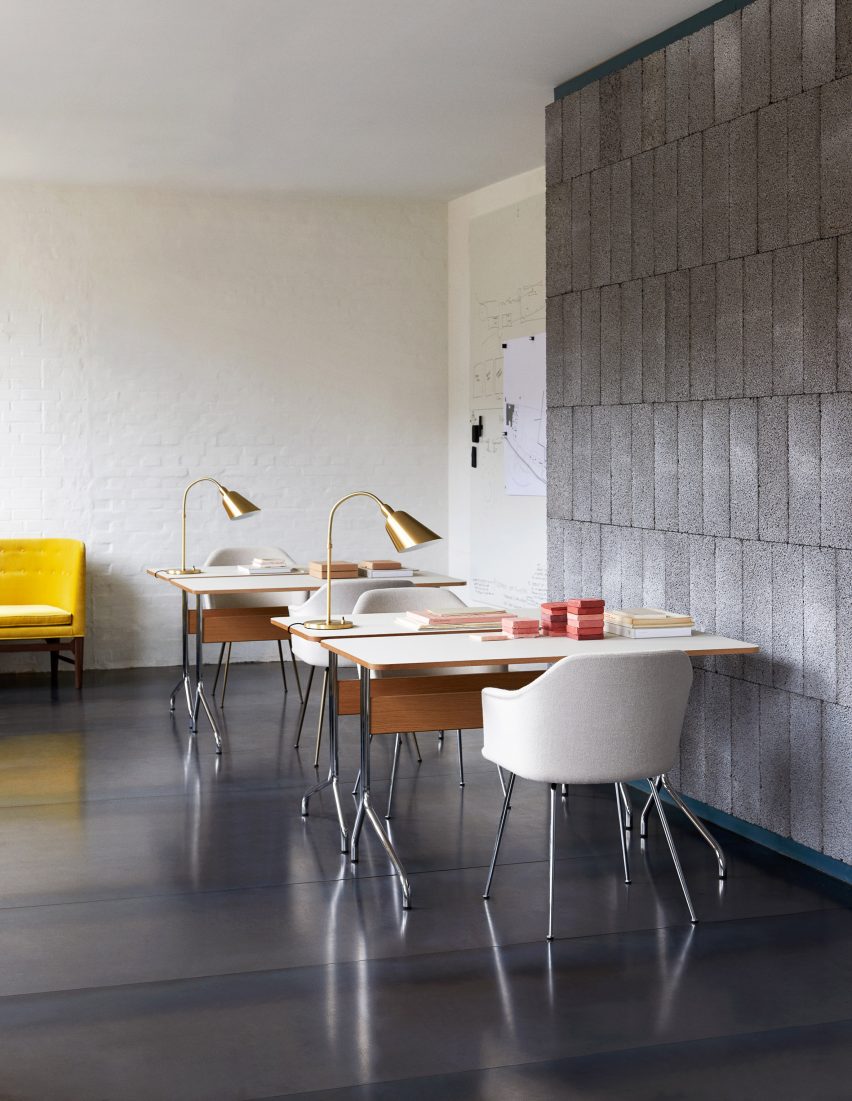 Four white and oak veneered Pavilion AV16 desks in an office setting