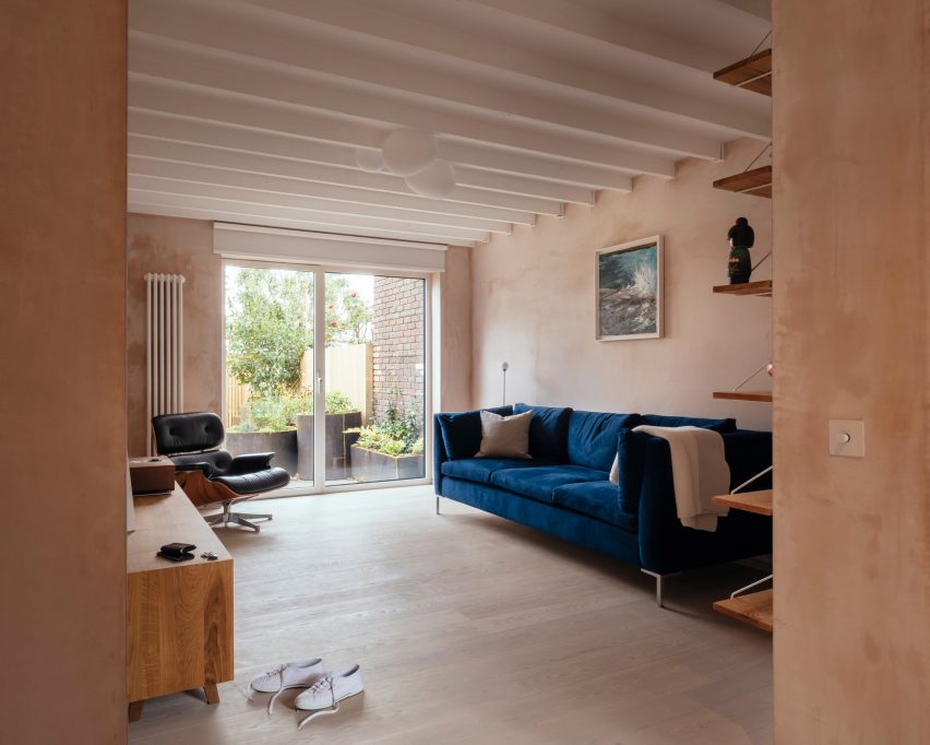 Living room with pink plaster walls