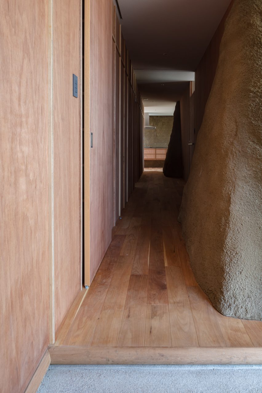 Corridor mixing timber with soil walls