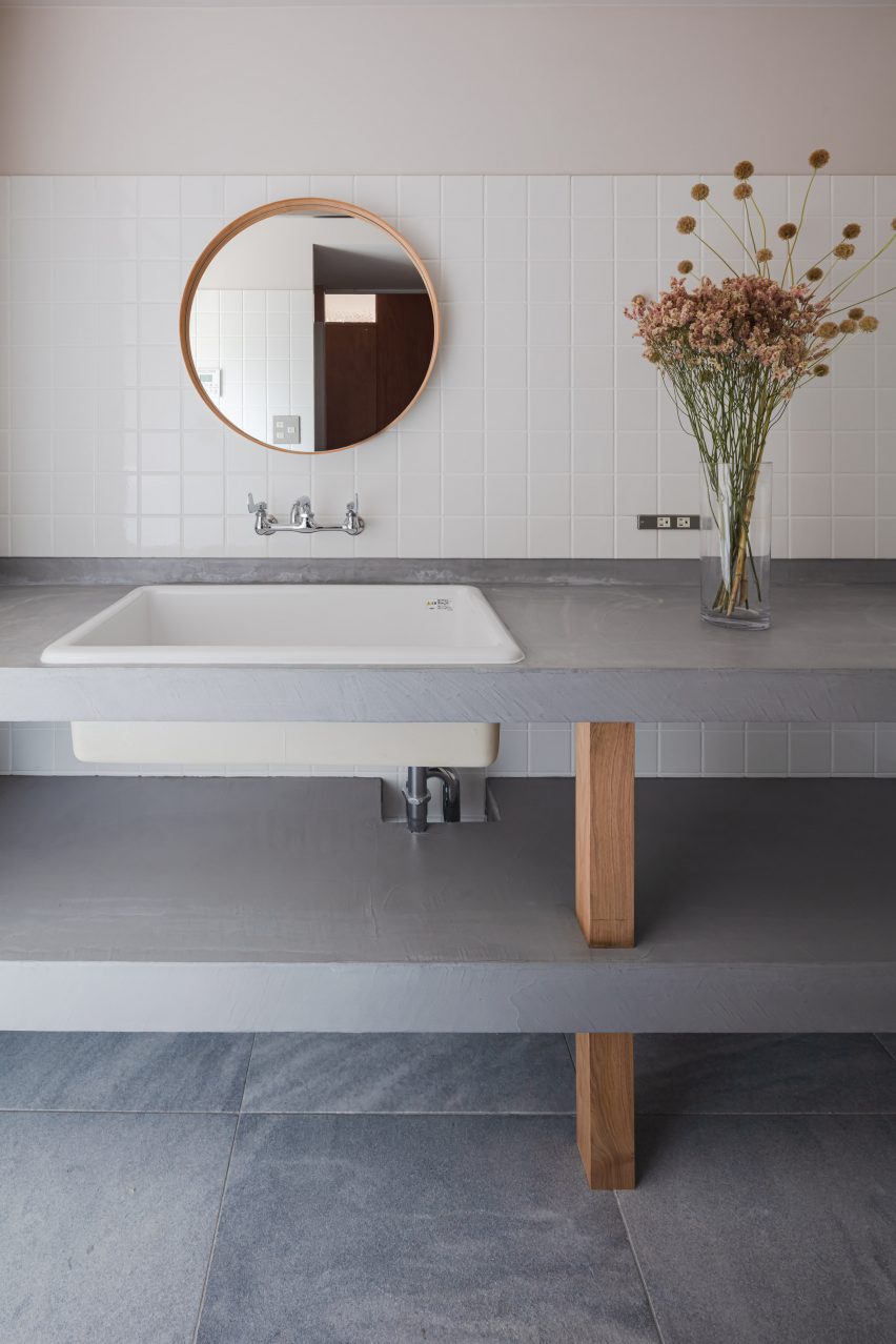 Minimal bathroom with round mirror