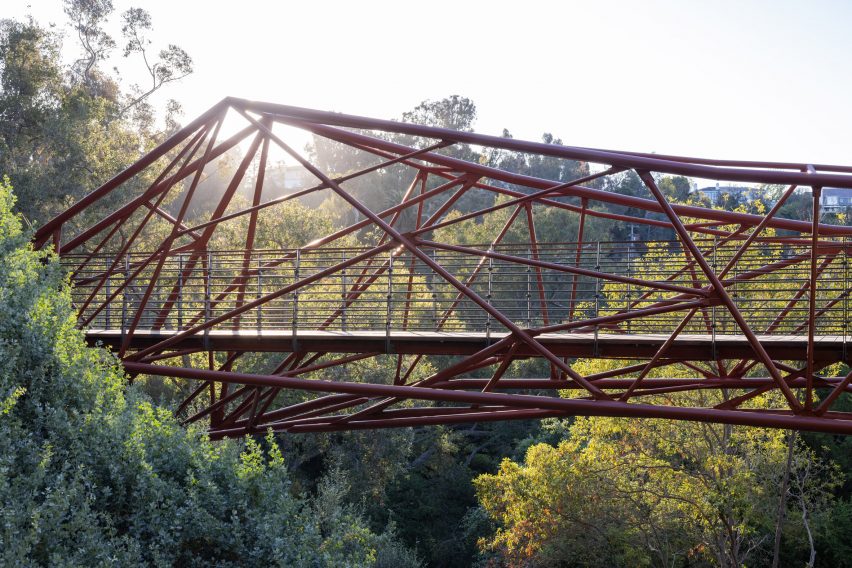 Web-like layered complex steel structure