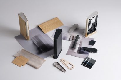 Pieces of the speaker are lay next to each other 