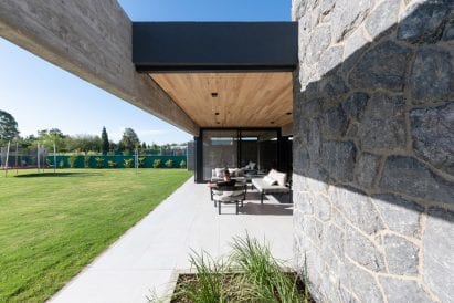 External courtyard of Casa SAB by PSV Arquitectura