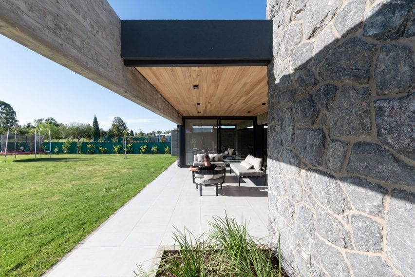 External courtyard of Casa SAB by PSV Arquitectura