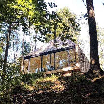 This cosy getaway is positioned at the edge of a cliff