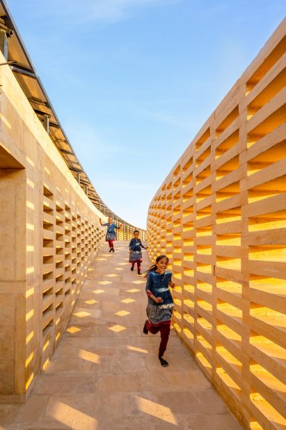 Perforated walls conceal a walkway to the roof by Diana Kellogg Architects