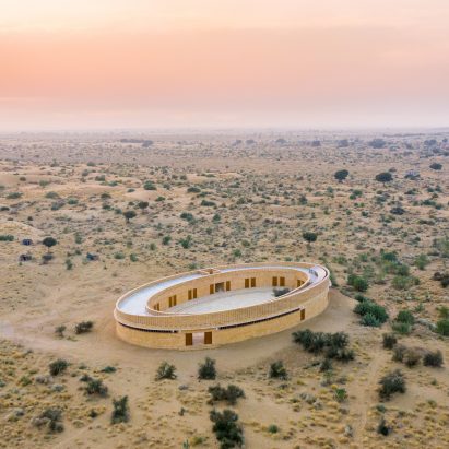 Diana Kellogg Architects creates oval-shaped school in India’s Thar Desert