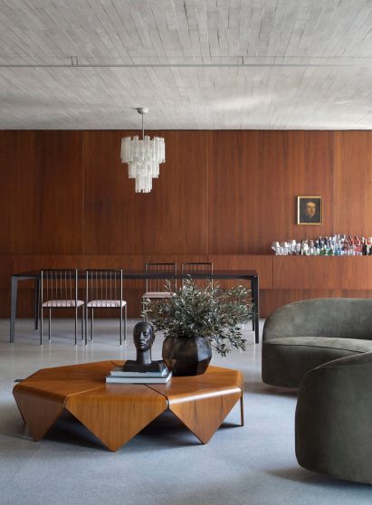 BC Arquitetos used walnut and concrete in the apartment
