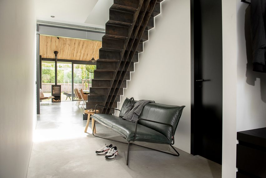 Earl lounge chair in black leather