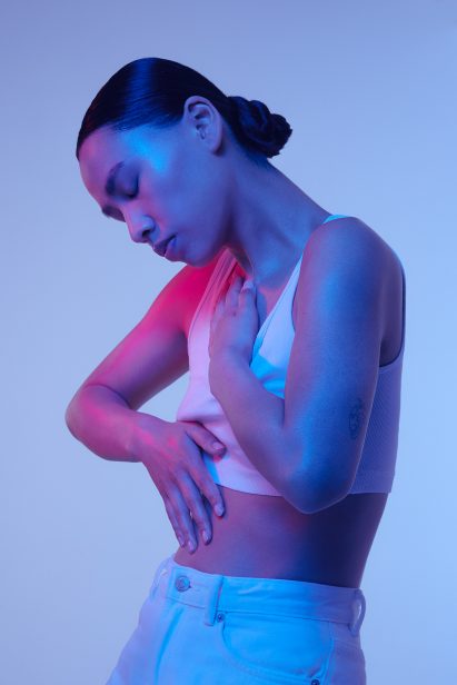 Woman feels her heartbeat through her chest