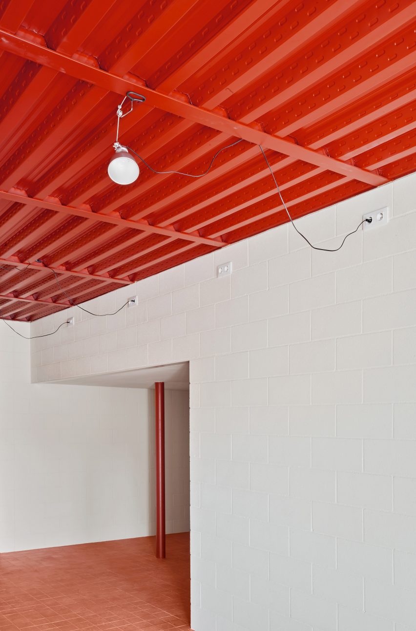 Bedroom with red ceiling in House in Sant Antoni de Vilamajor by Arquitectura-G
