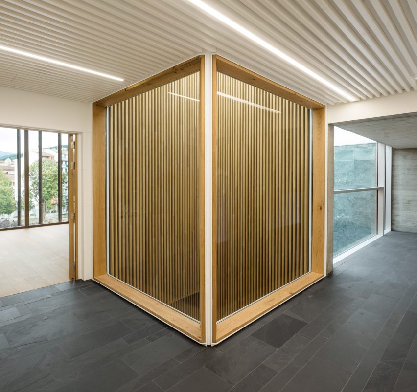 The foyer puntuate the centre of the building