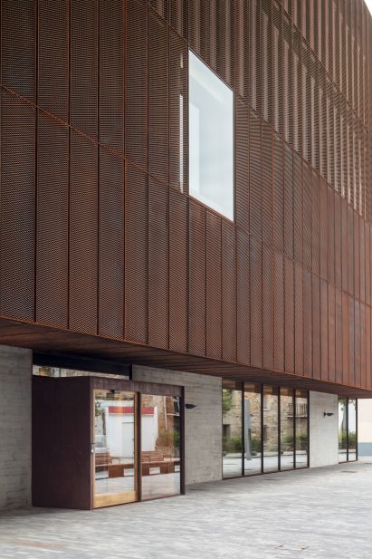 The building cantilevers over an entrance to the Zubiaur Musika Eskola