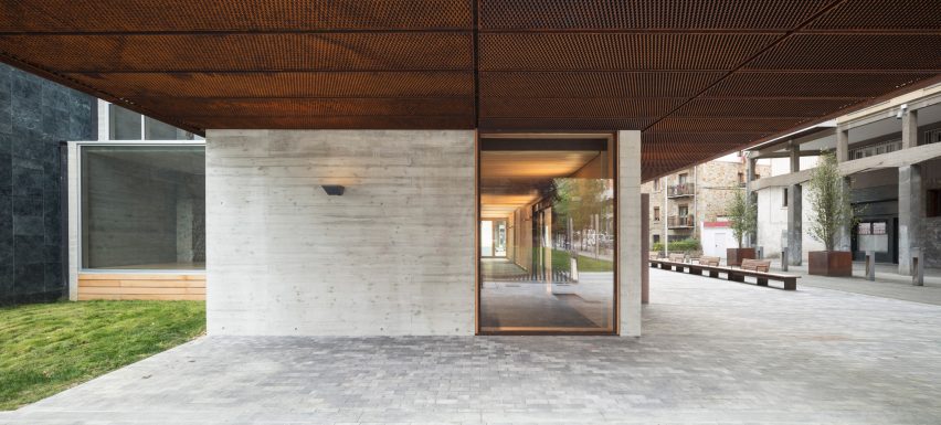 The building is cantilevered over its concrete base
