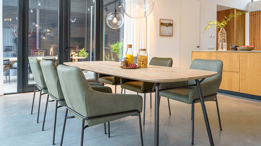 The chairs can be used as a set