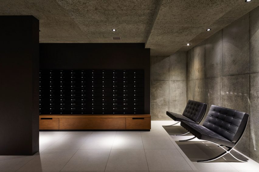 Barcelona chairs were placed in the lobby
