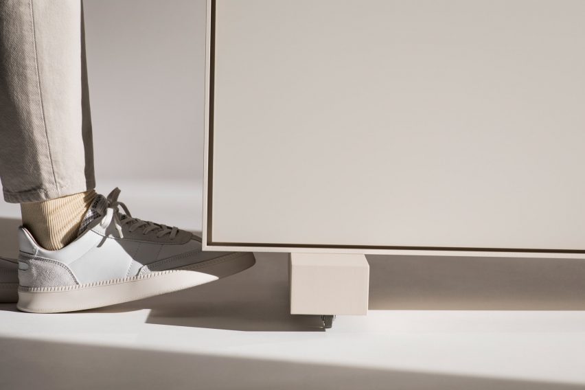 Feet conceal retractable wheels
