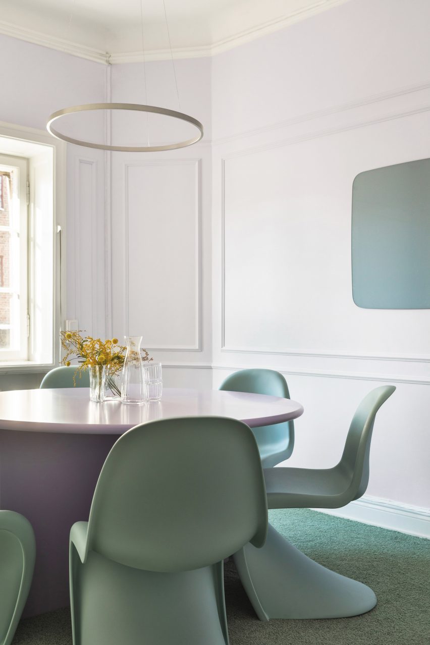 Meeting room with Verner Panton chairs