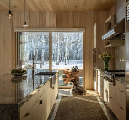 The ground floor holds a kitchen, a living room and a main suite