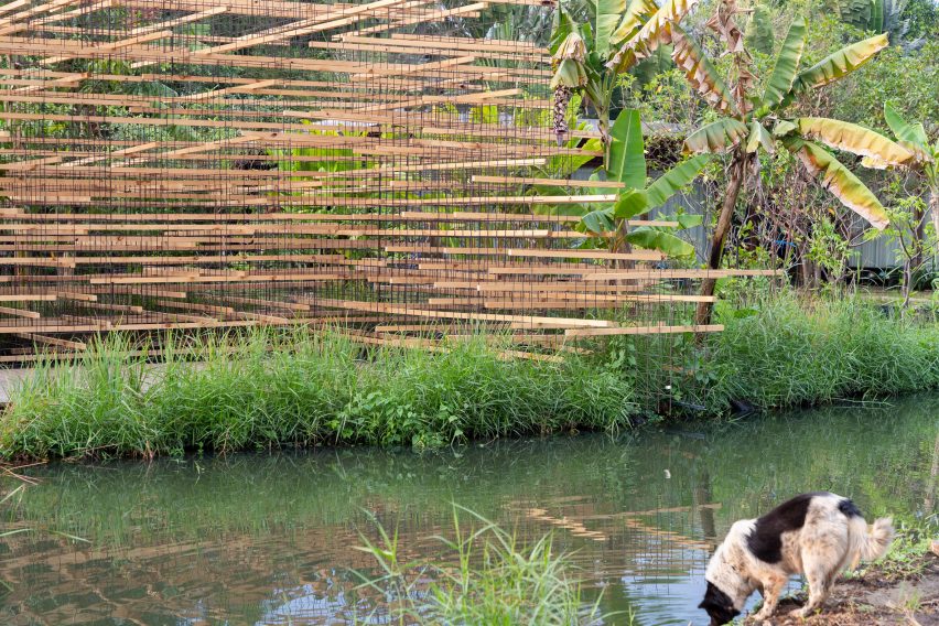 It has a wood and metal mesh structure