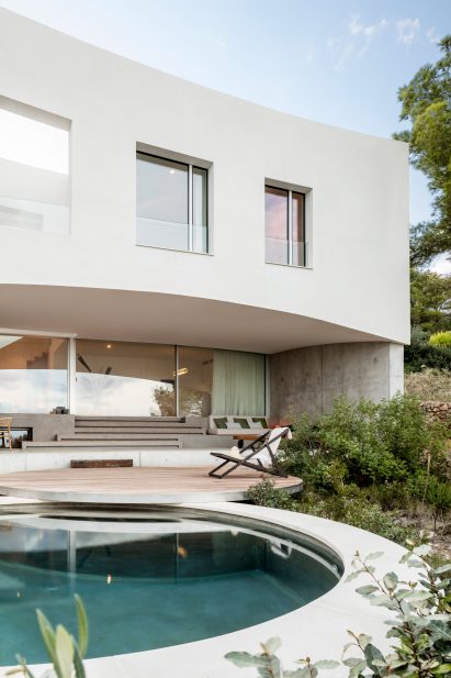 Curved house has a circular pool
