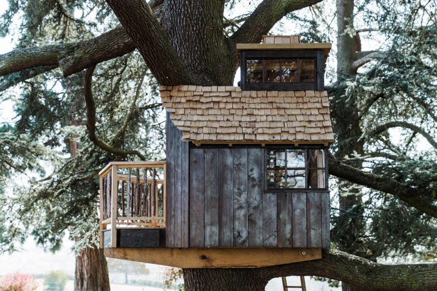 Treehouse set on two cantilevered beams