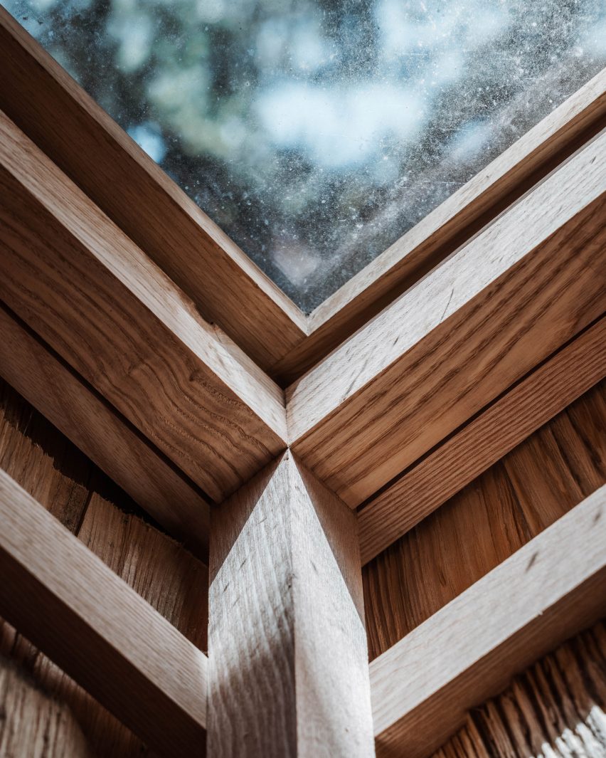 Mortise and tendon joints on ash wood