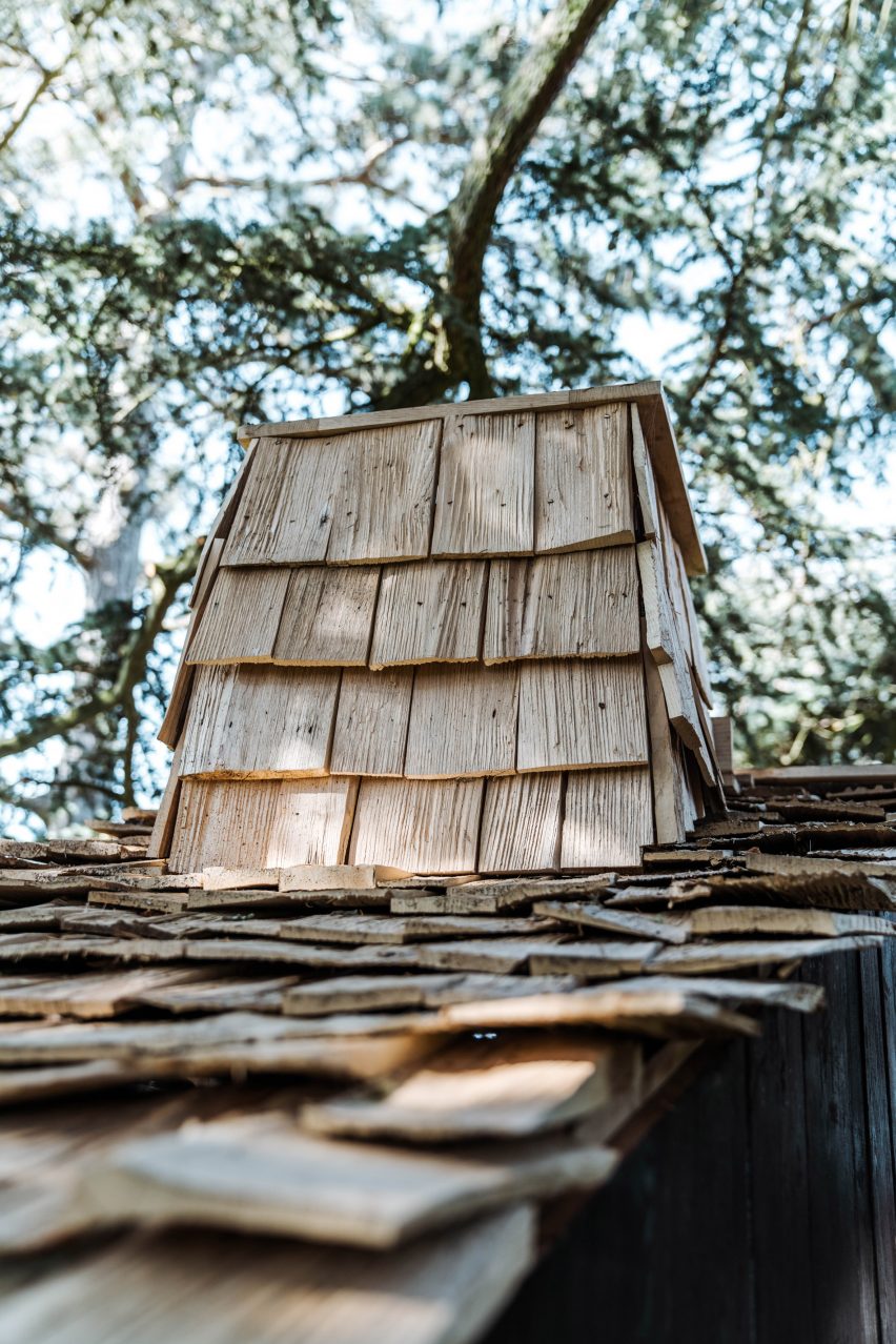 Roof shingles made of rough cleft wood