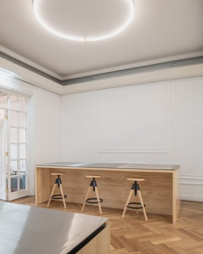 Studio Cáceres Lazo designed simple workstations in Fintual's office