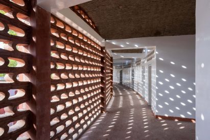 Lattice-like brick walls