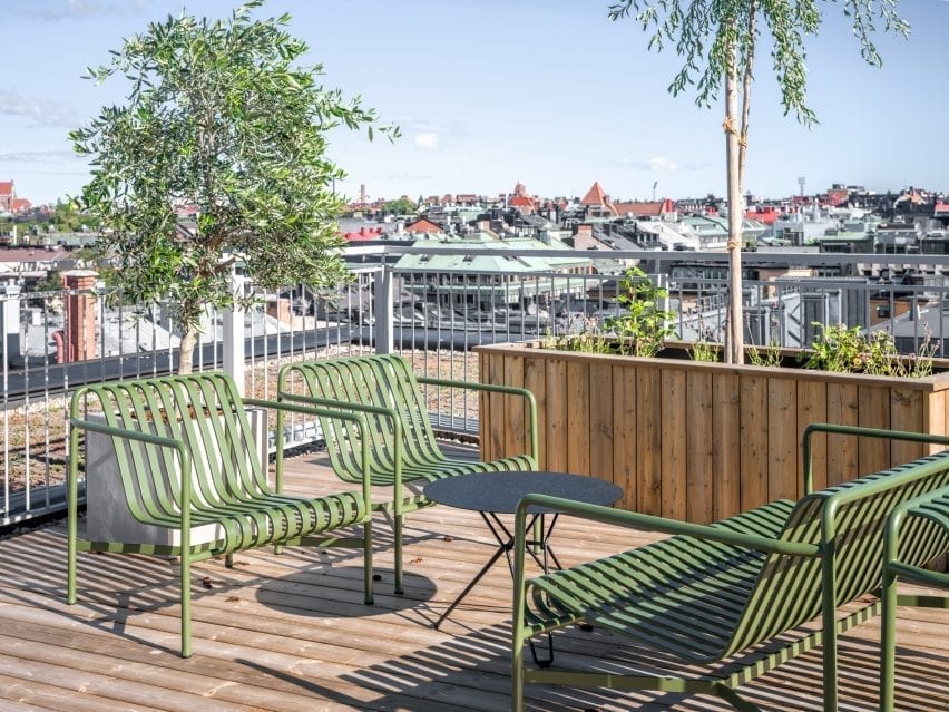 It has a roof top garden