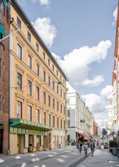 The original Astoriahuset building has a yellow exterior