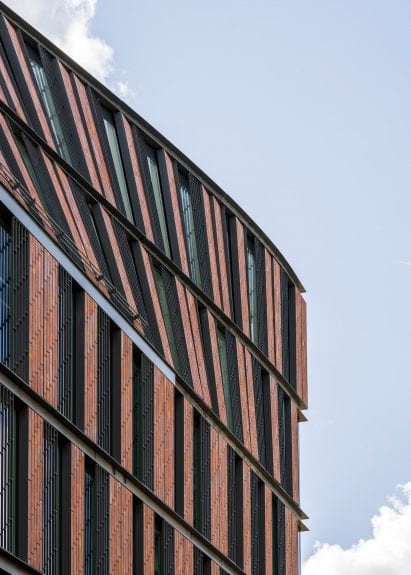 Black steel was used between brick on the Nybrogatan 17 office block