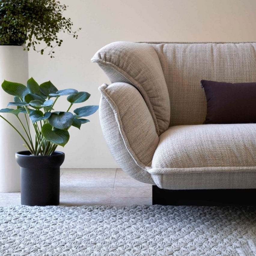 Cream-coloured rug in front of a sofa