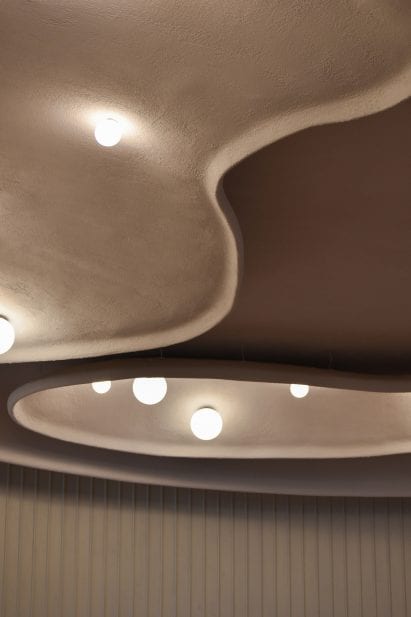 Oyster-shaped ceiling relief with spherical lights in Sequel Mumbai