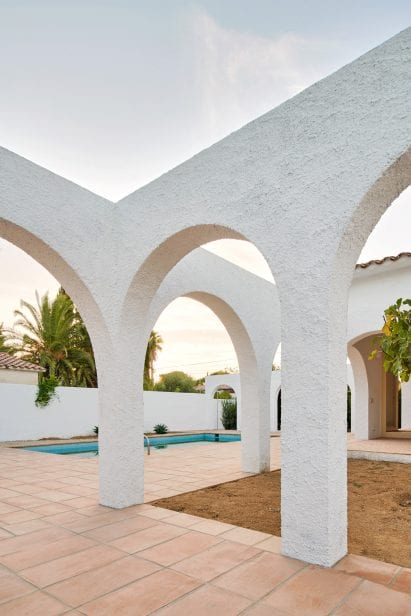 Las 3 Marías has textured white walls