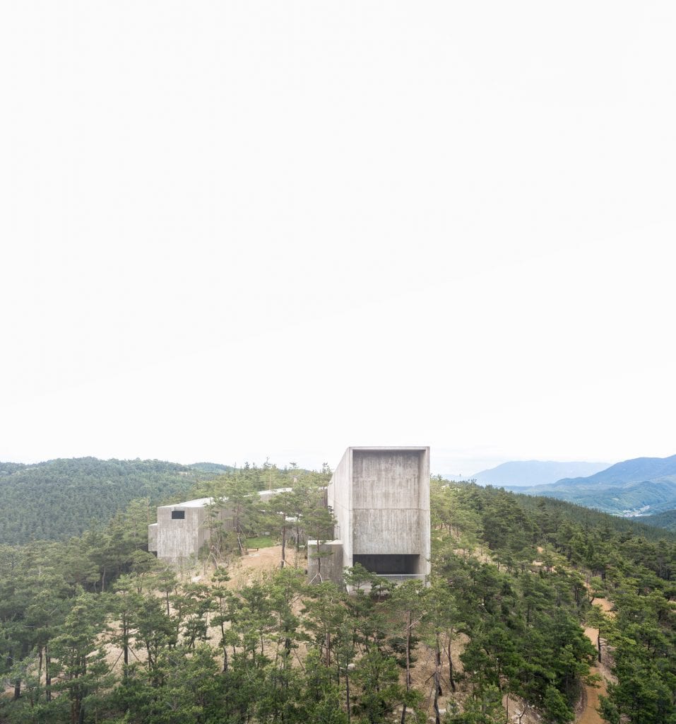 It has a monolithic form