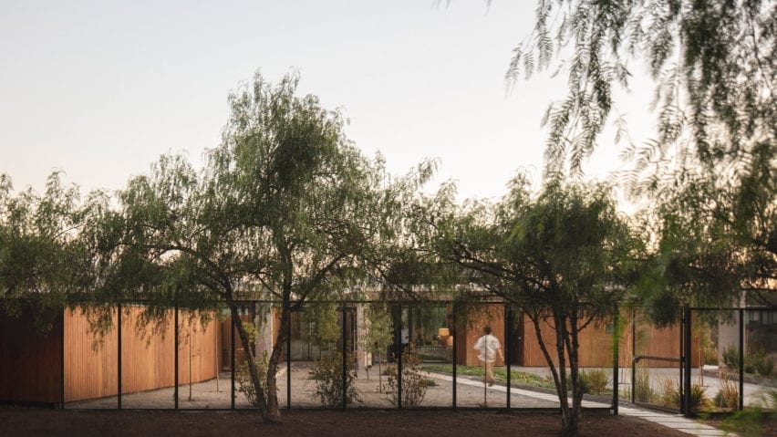 Lush courtyards punctuate Chilean retreat Casa Altos by Duque Motta & AA