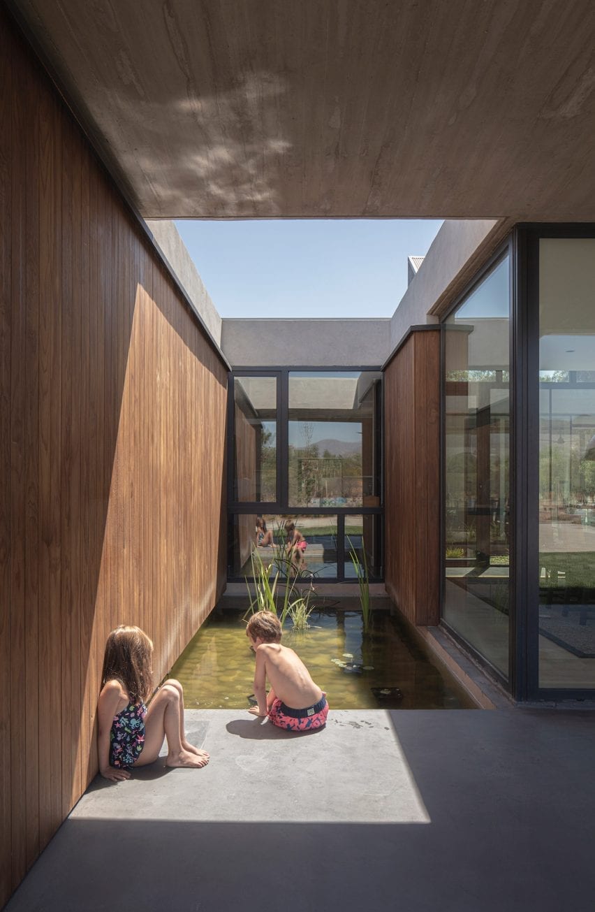 Pool courtyard open to the sky in modernist Chile home