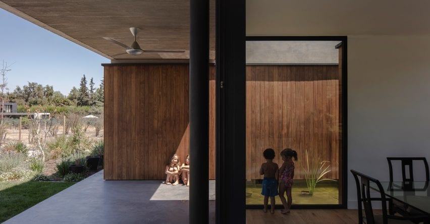 Overhanging roof terrasse