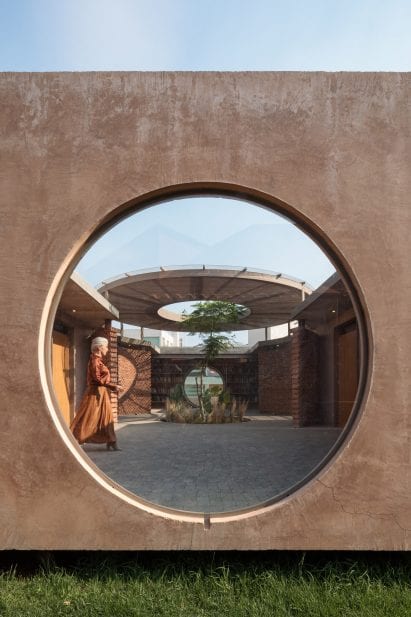 Porthole window in coloured concrete wall of Casa UC