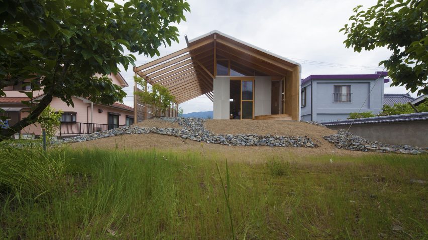 Half Barn in Hashimoto by Ryuichi Ashizawa Architects