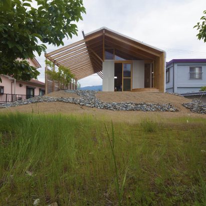 Half Barn in Hashimoto by Ryuichi Ashizawa Architects