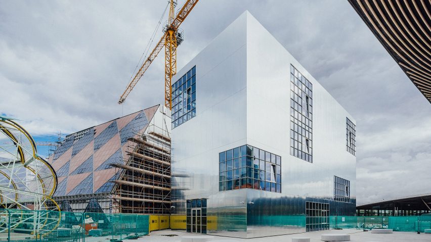 Aluminium building by Barozzi Veiga