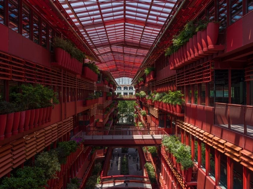 It has a red atrium