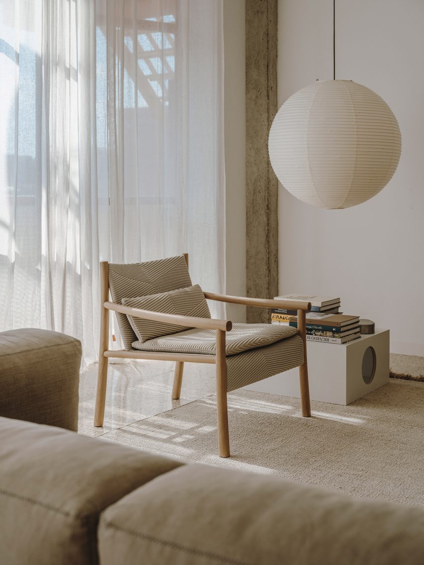 Kata chair with a beige colour palette
