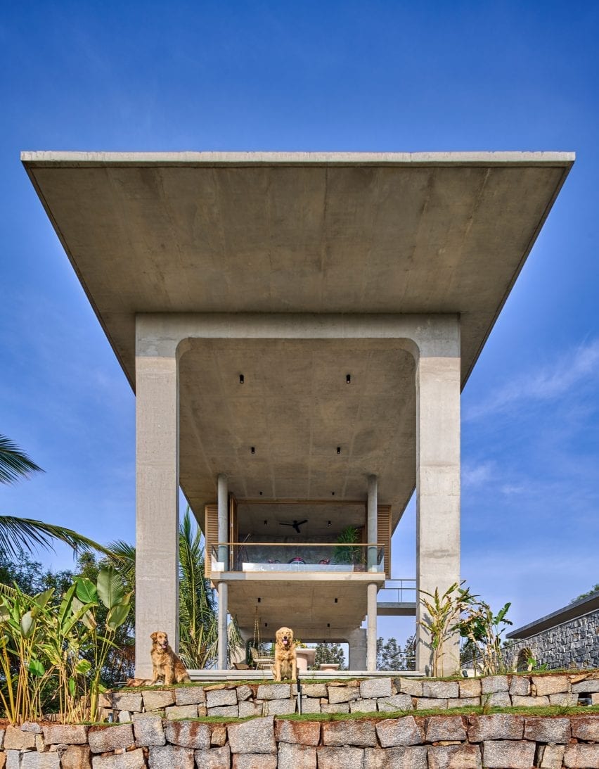 Overhanging roof of Ksaraah house in Bangalore by Taliesyn